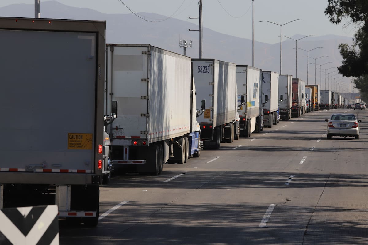 ‘Pega’ tipo de cambio a cruce de mercancías