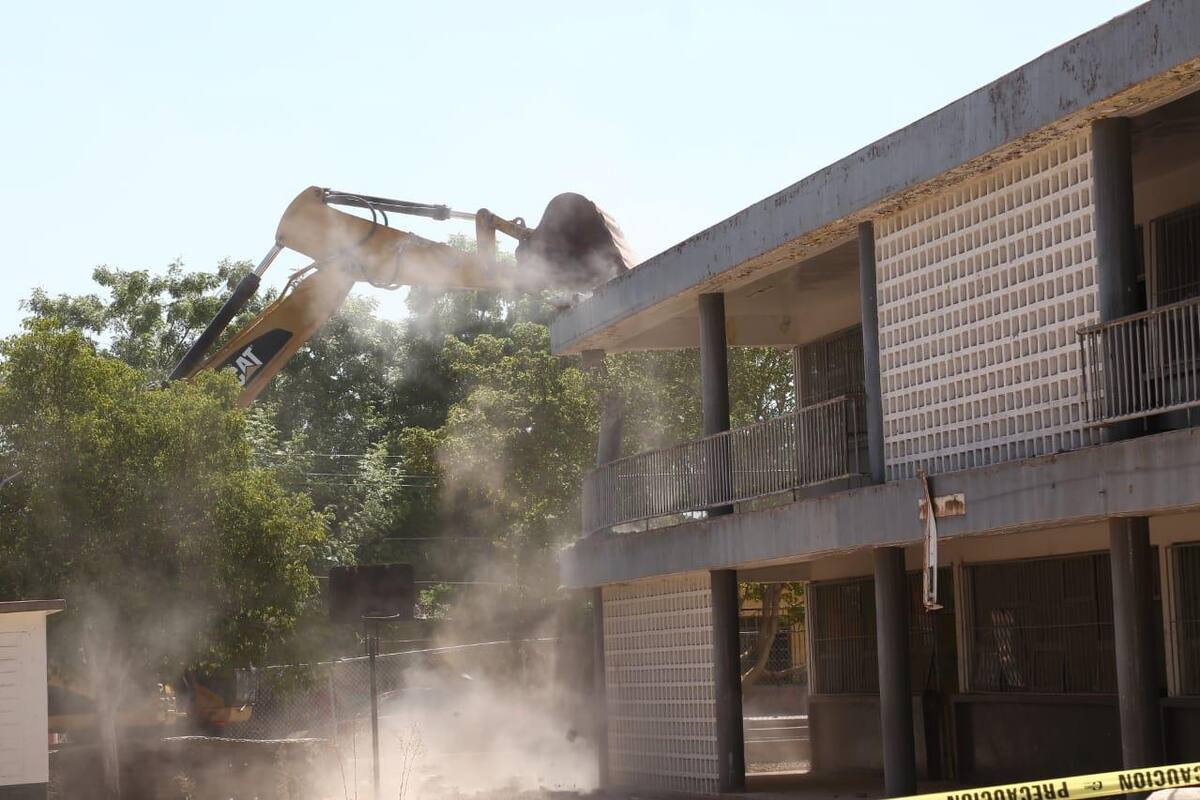 Inician demolición de escuela en PY
