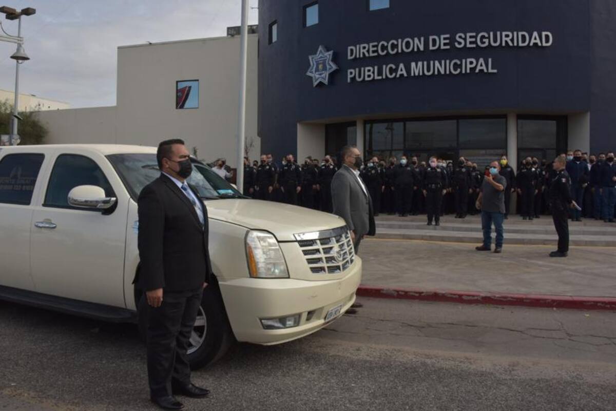 Dan último adiós a oficial fallecida por Covid-19