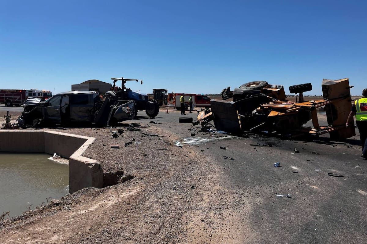 Choque entre camión y retroexcavadora deja un lesionado en Somerton