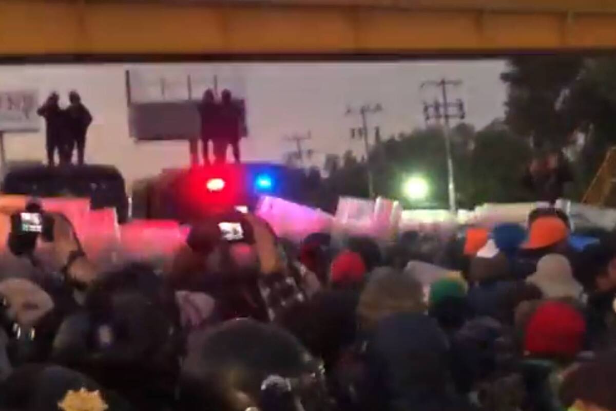 Enfrentamiento entre migrantes y policías en la autopista México-Puebla