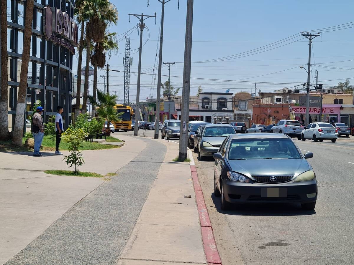De manera reiterada, automovilistas se estacionan en zonas prohibidas frente a la Unidad de Medicina Familiar no. 40 del IMSS, particularmente en la zona de ascenso y descenso del transporte público l Foto: Saúl Martínez