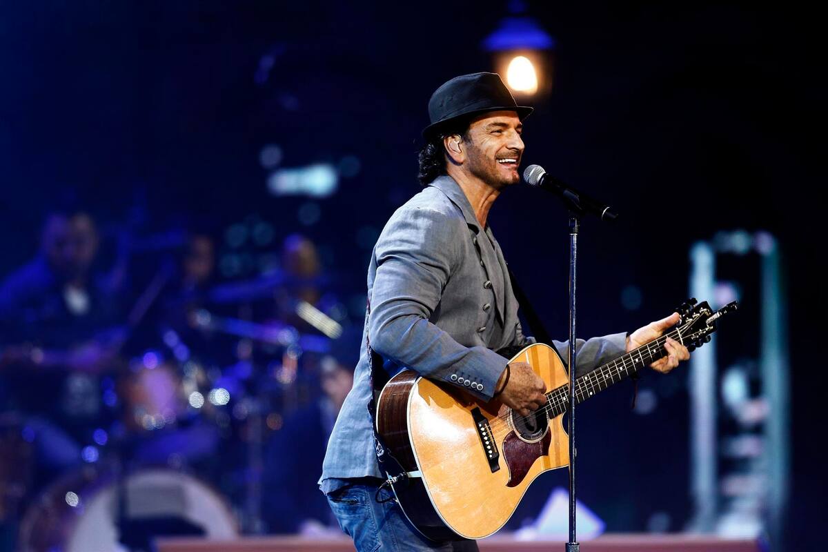 Ricardo Arjona anuncia gira "Blanco y negro"