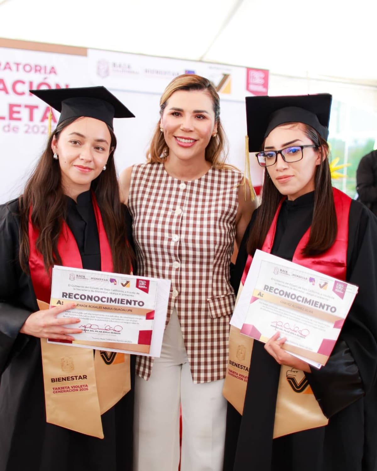 La gobernadora Marina del Pilar Ávila Olmeda convivió con las alumnas que recibieron su certificado de preparatoria como parte del programa Tarjeta Violeta. Foto: Cortesía