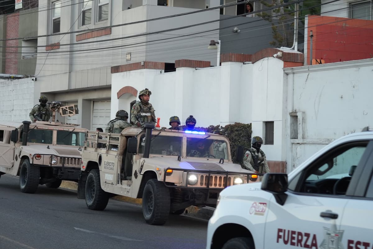 Elementos de seguridad resguardaron la zona de Lomas de Agua Caliente tras el hallazgo del quinto cuerpo localizado en menos de 24 horas. Foto: Carlos Cruz.