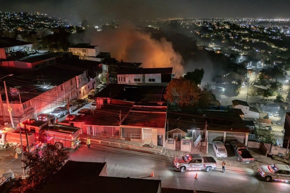 Incendio consume dos viviendas de madera en la colonia Reforma de Tijuana