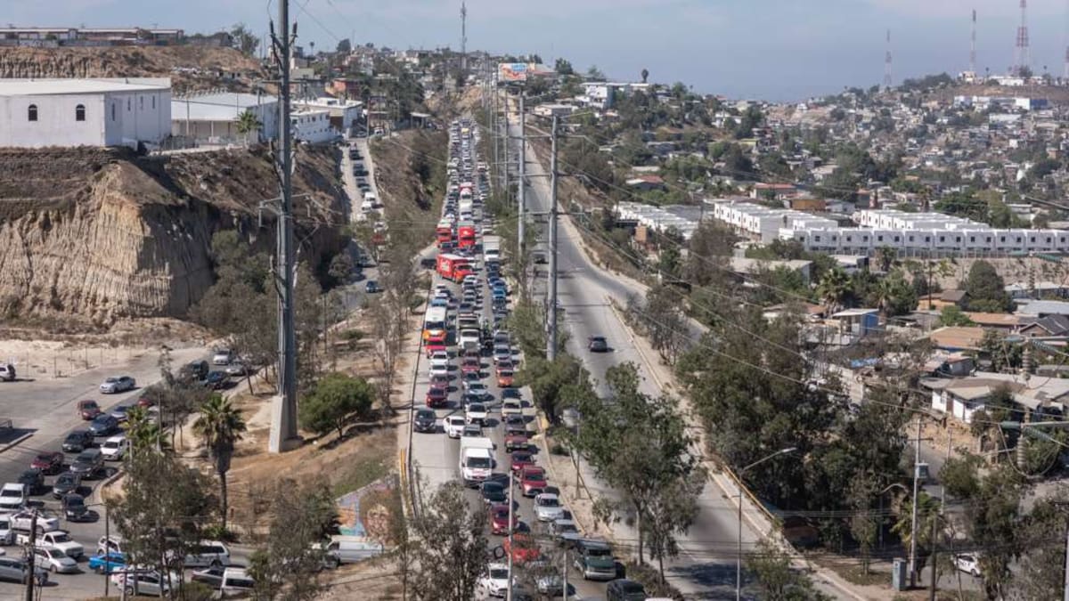 El accidente en el Libramiento Rosas Magallón dejó cables eléctricos sobre varios vehículos luego de que un camión impactara un poste de la CFE. Foto: Cortesía / Border Zoom