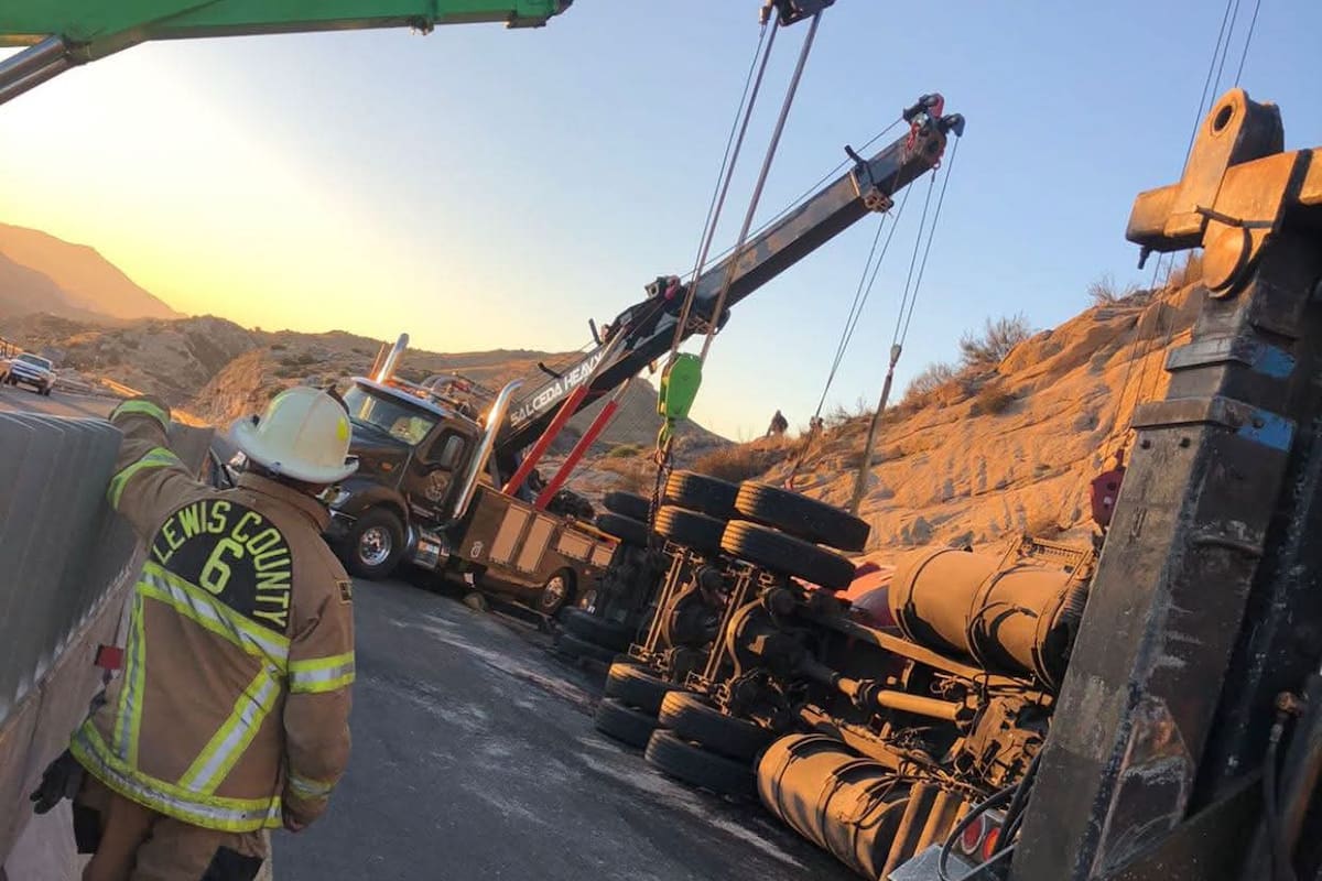 Controlan volcadura de pipa de gas en carretera El Hongo-Tecate