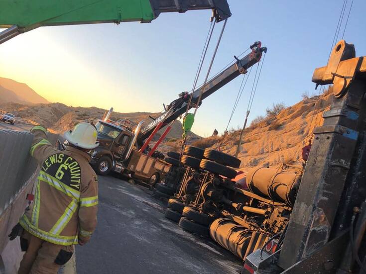 Controlan volcadura de pipa de gas en carretera El Hongo-Tecate