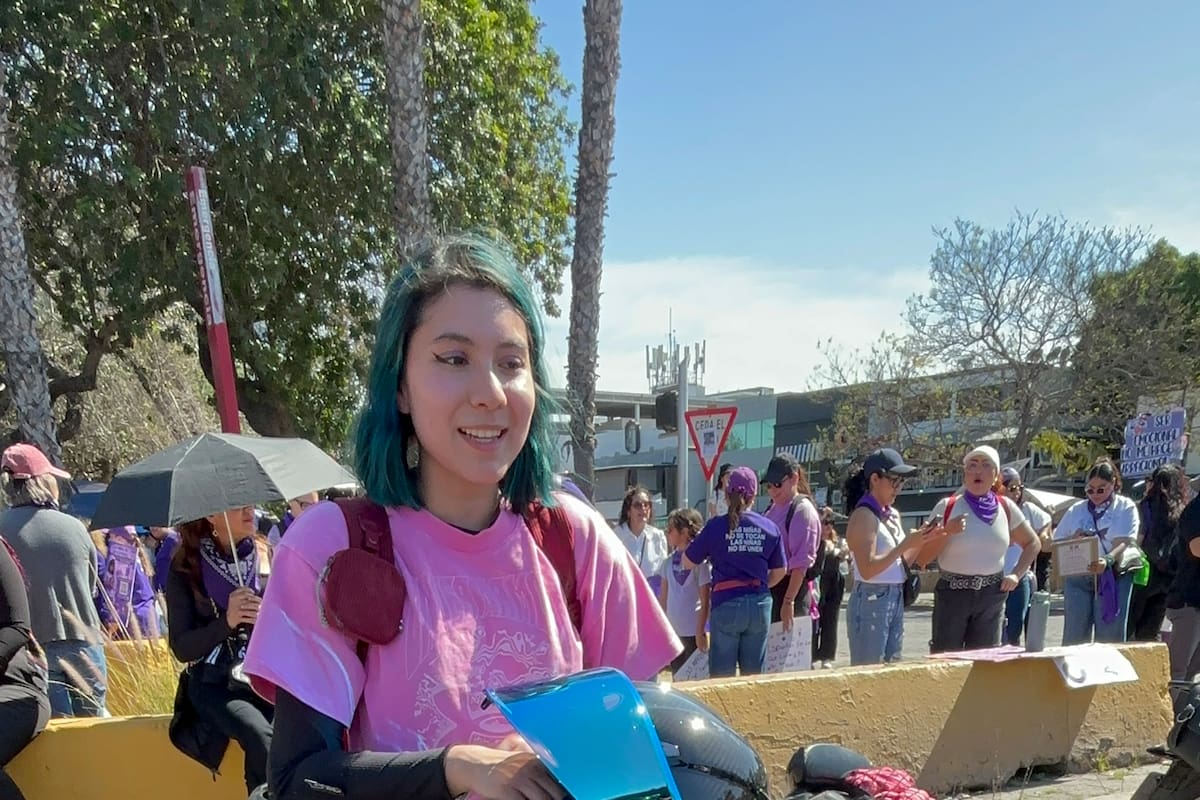 Motociclistas femeninas de Black Thunder apoyan marcha del 8M en Tijuana