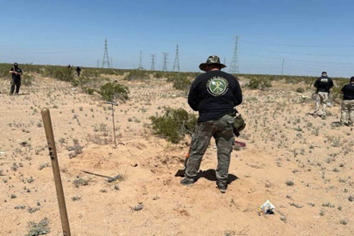 Hallan cuerpo enterrado en desierto de SLRC
