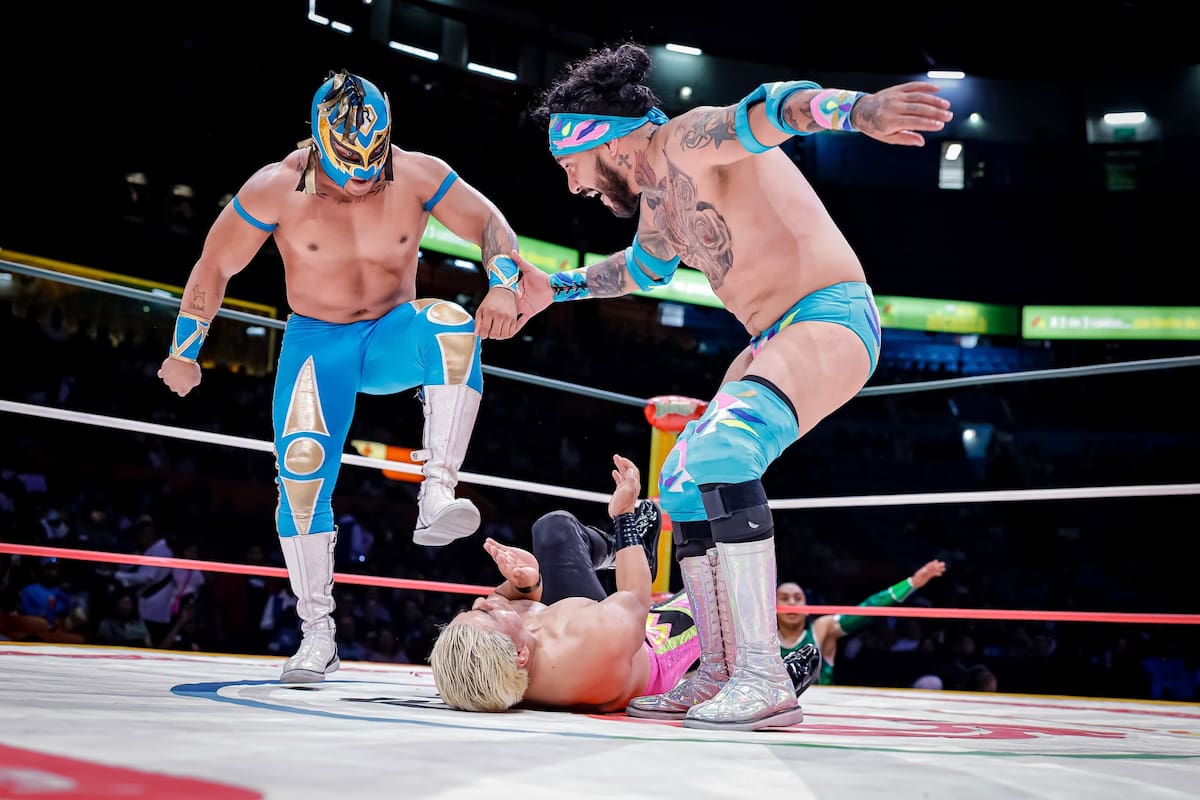 Pequeño Volador Jr. le da de pisotones a Shokercito en la Arena México. (Foto: CMLL)