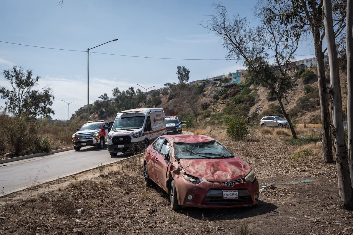 Vuelca automóvil en conexión hacia la avenida Internacional; conductor resulta ileso