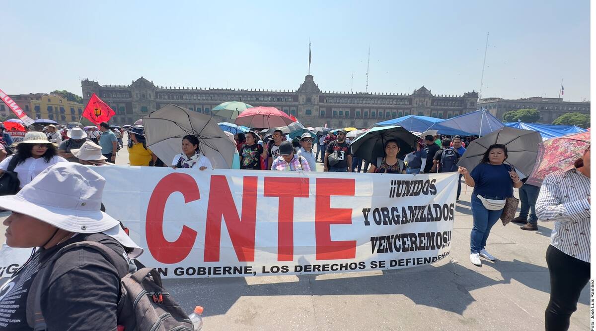 Integrantes de la CNTE durante un plantón en Zócalo de la CDMX. FOTO: AGENCIA REFORMA