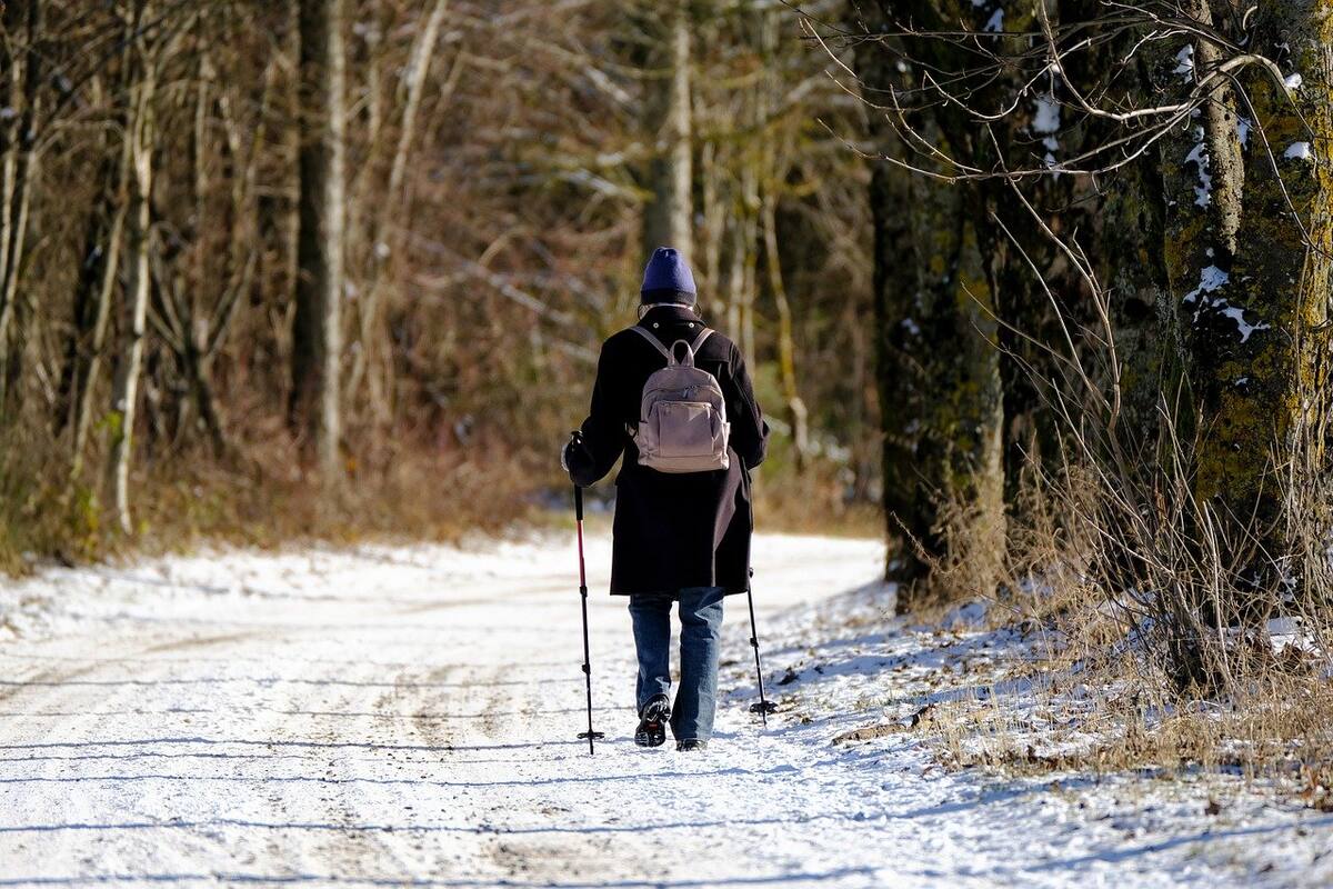 Mujer de 90 años caminó 10 kilómetros en la nieve para recibir la vacuna anti-Covid en EU