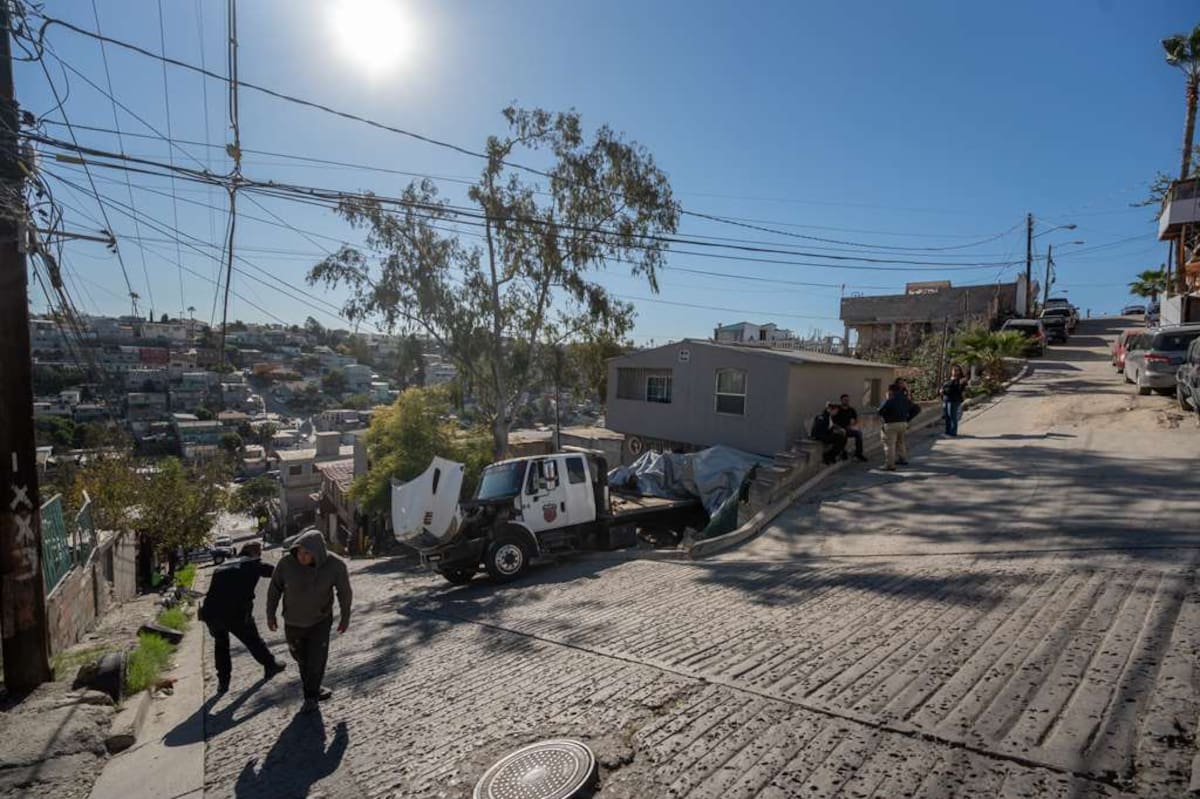 Una falla mecánica provocó que una grúa chocara contra una casa en Lomas Taurinas; no hubo personas graves. Foto: Border Zoom