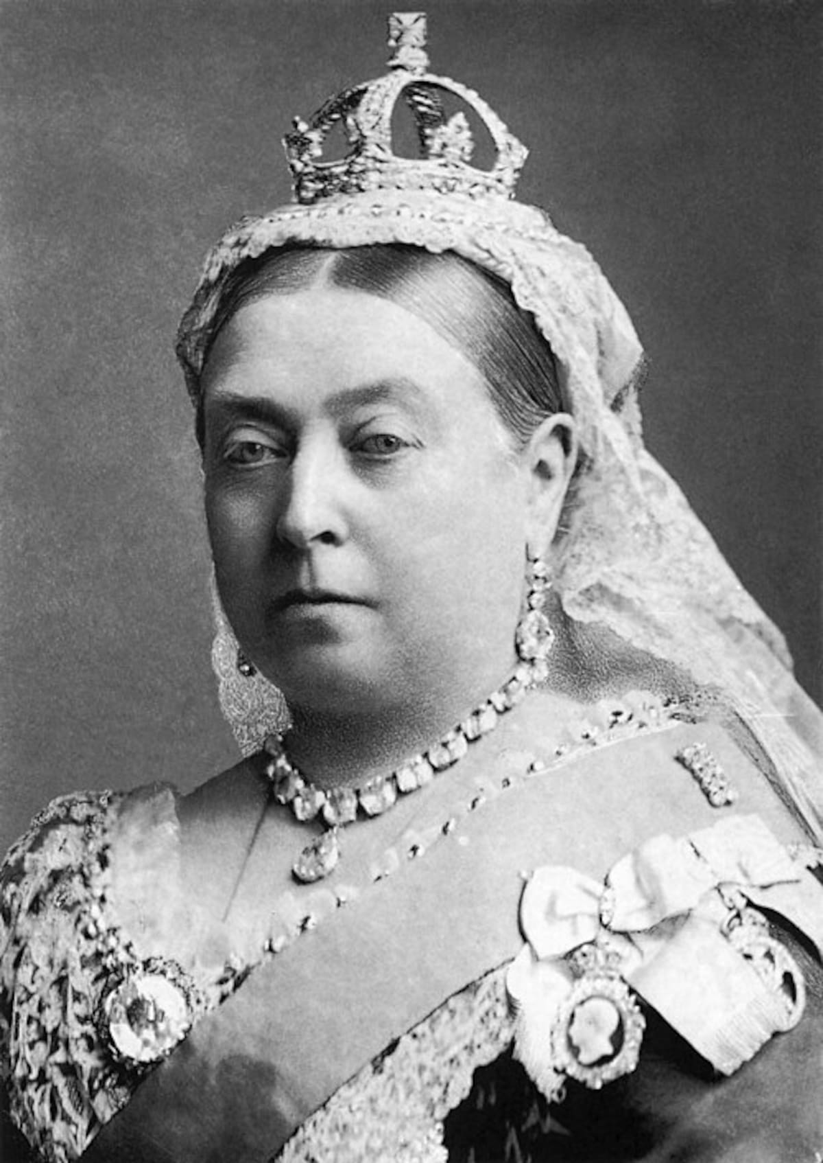 La reina Victoria fue fotografiada por Alexander Bassano en 1882. Durante su reinado, el Palacio de Buckingham se consolidó como la residencia principal del monarca británico en Londres. | Crédito: Alexander Bassano / Wikimedia Commons / Dominio público
