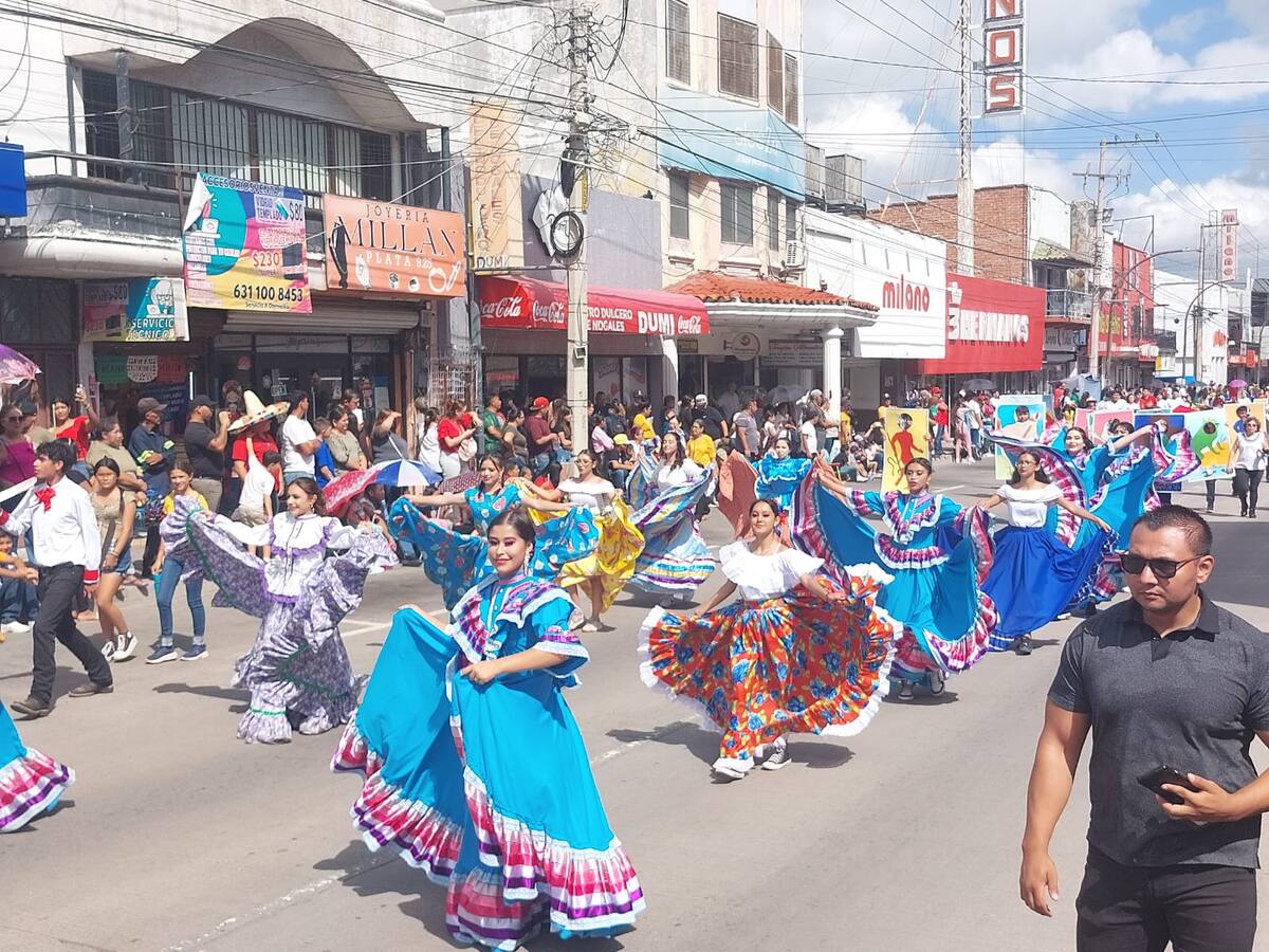 En las aceras y banquetas los asistentes, en familias enteras, lucen atuendos alusivos a la ocasión, sin faltar la tradivendimiade vendedores ambulantes.