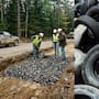 Ingenieros enterraron 20,000 llantas usadas debajo de un camino de terracería para reducir los daños causados por las heladas y el lodo, aprovechando el caucho como aislante y los espacios entre los neumáticos para facilitar el drenaje