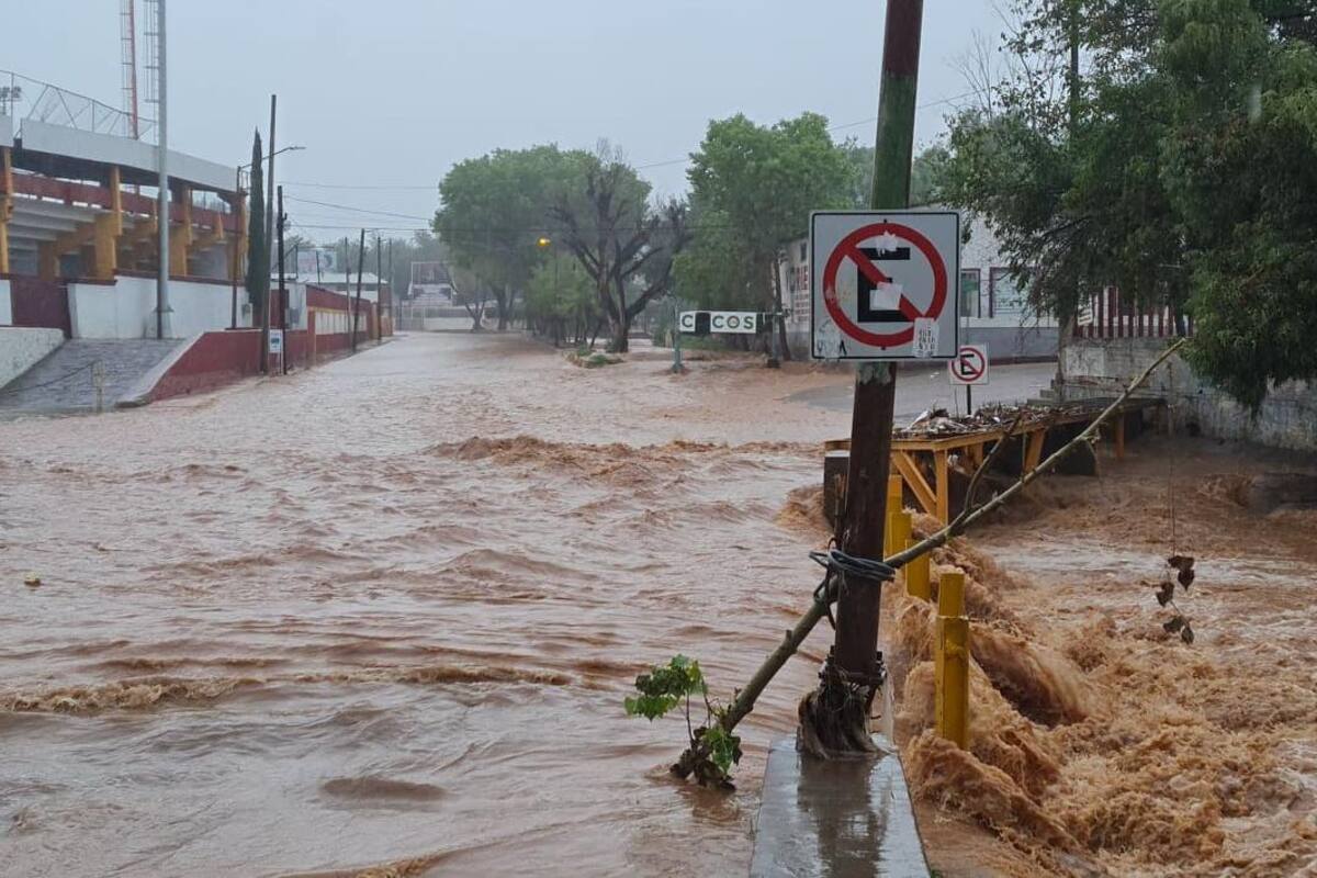 FOTOS: Lluvias en Nogales provocan caos vehicular por crecida de arroyos