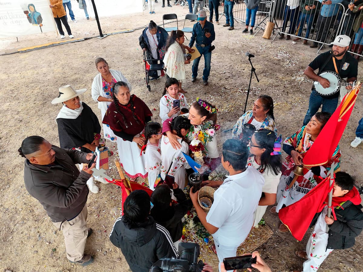San Miguel de Allende, Guanajuato. México. 18 de enero 2026. La presidenta constitucional de los Estados Unidos Mexicanos, la Doctora Claudia Sheinbaum Pardo en Plan de Justicia para Pueblos de Guanajuato y Querétaro. La acompañan: Edna Vega Rangel, Secretaria de Desarrollo Agrario, Territorial y Urbano; Jesús Antonio Esteva Medina, Secretario de Infraestructura, Comunicaciones y Transportes; Claudia Stella Curiel de Icaza, Secretaria de Cultura; Citlalli Hernández Mora, Secretaria de las Mujeres; Adelfo Regino Montes, Director General del INPI; Alejandro Svarch Pérez, Director General del IMSS Bienestar; Efraín Morales López, Director General de CONAGUA; Joel Omar Vázquez Herrera, Director General del INAH; Diego Prieto Hernández, Titular de la Unidad de Culturas Vivas, Patrimonio Inmaterial e Interculturalidad; Carlos Torres Rosas, Coordinador General de Programas para el Bienestar; Jesusa Rodríguez, Asesora; Luis Cruz Nieva, Director en Jefe del Registro Agrario Nacional; Víctor Suárez Carrera, Procurador Agrario; Jorge Daniel Jiménez Lona, Secretario de Gobierno del Estado de Guanajuato; Israel Ramírez González, Otomí, Presidente del Comisariado del Ejido Nuevo Cruz del Palmar, San Miguel de Allende, Guanajuato; Nadia Rodríguez Ramírez, Otomí, Subdelegada de la Comunidad de Cieneguilla, Municipio de Tierra Blanca, Guanajuato; Alberta Morales Fajardo, Otomí, Tesorera del Comisariado del Ejido Nuevo Cruz del Palmar, San Miguel de Allende, GuanajuatoM; Roberto Dorantes Torres, Otomí, Delegado del Ejido Nuevo Cruz del Palmar, San Miguel de Allende, Guanajuato; Edith Álvarez Sánchez, Chichimeca, Delegada de la Comunidad de Purísima de Cerro Grande, Municipio de San Luis de la Paz, Guanajuato; Felipa Mendieta Mejía, Chichimeca, Tesorera del Comisariado de la Comunidad de La Estancia, Municipio de Victoria, Guanajuato; Olga Álvarez, Chichimeca, Delegada de la Comunidad de La Calera, Municipio de Victoria, Guanajuato; Brenda Noemí Alvarado Es