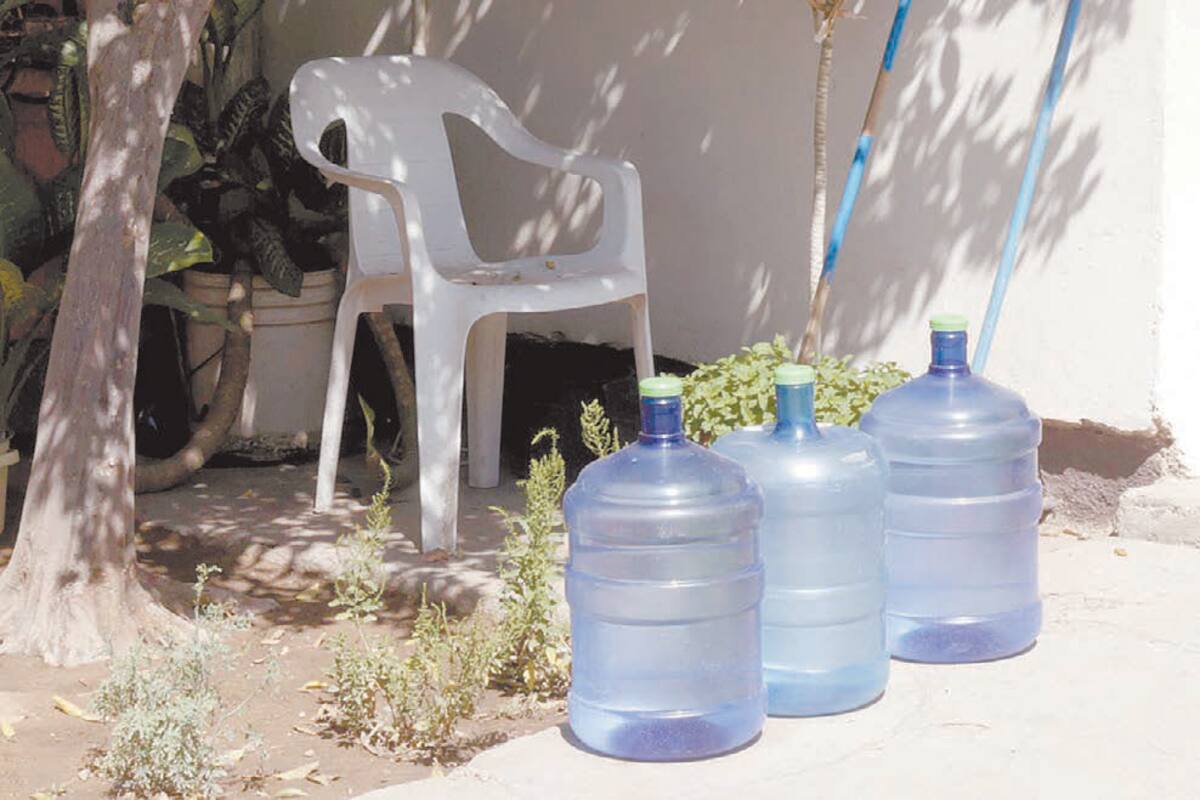 Batallan con el agua en colonias del Norte de Hermosillo