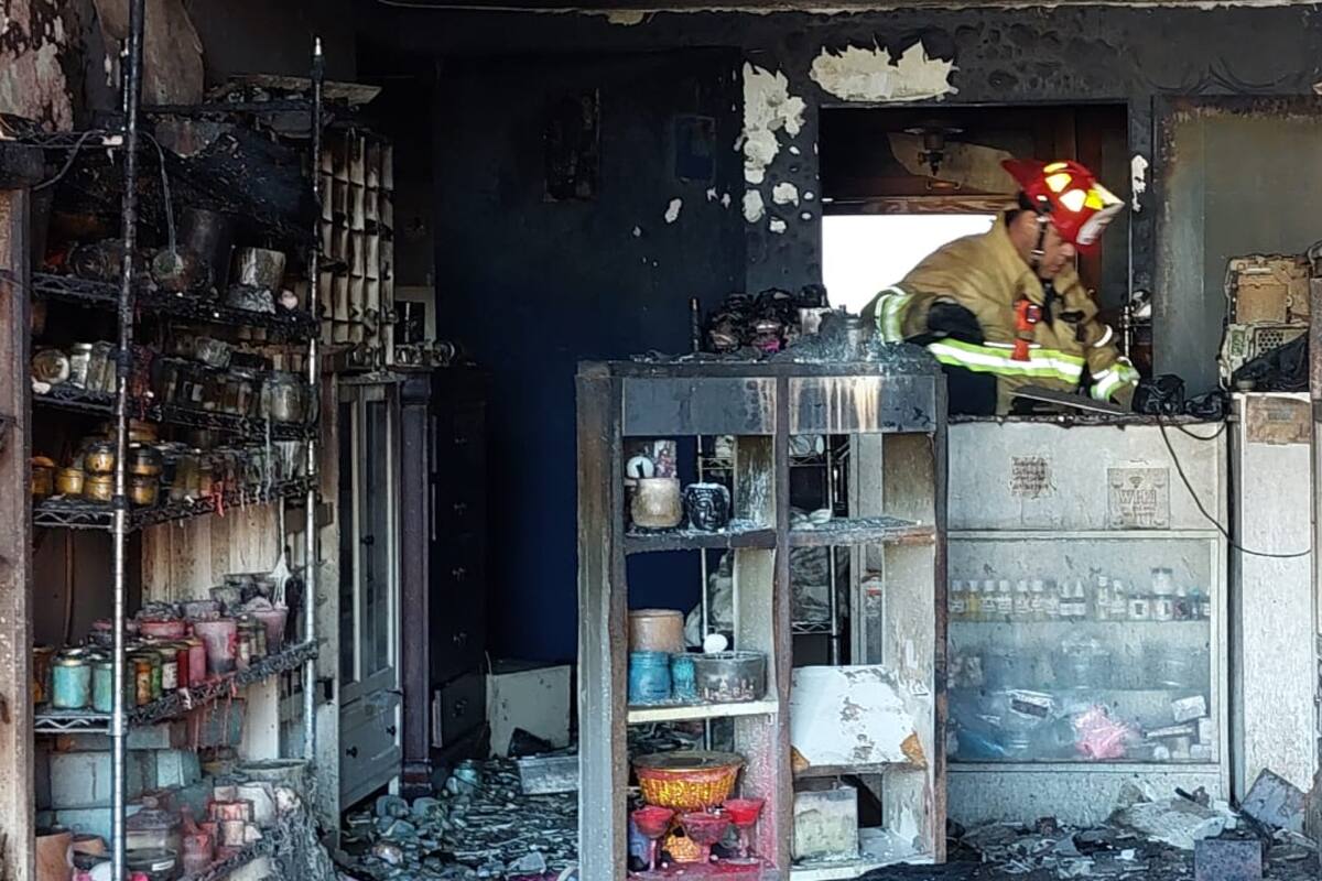 Incendio provoca daños en local de velas y vivienda en Playas de Tijuana