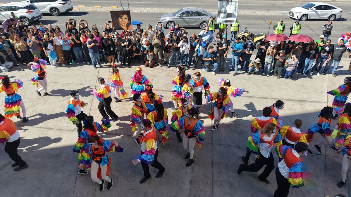 Rostros pintados y flores de cempasúchil llenan de color la Procesión de Día de Muertos en la Unison. FOTO: JULIÁN ORTEGA