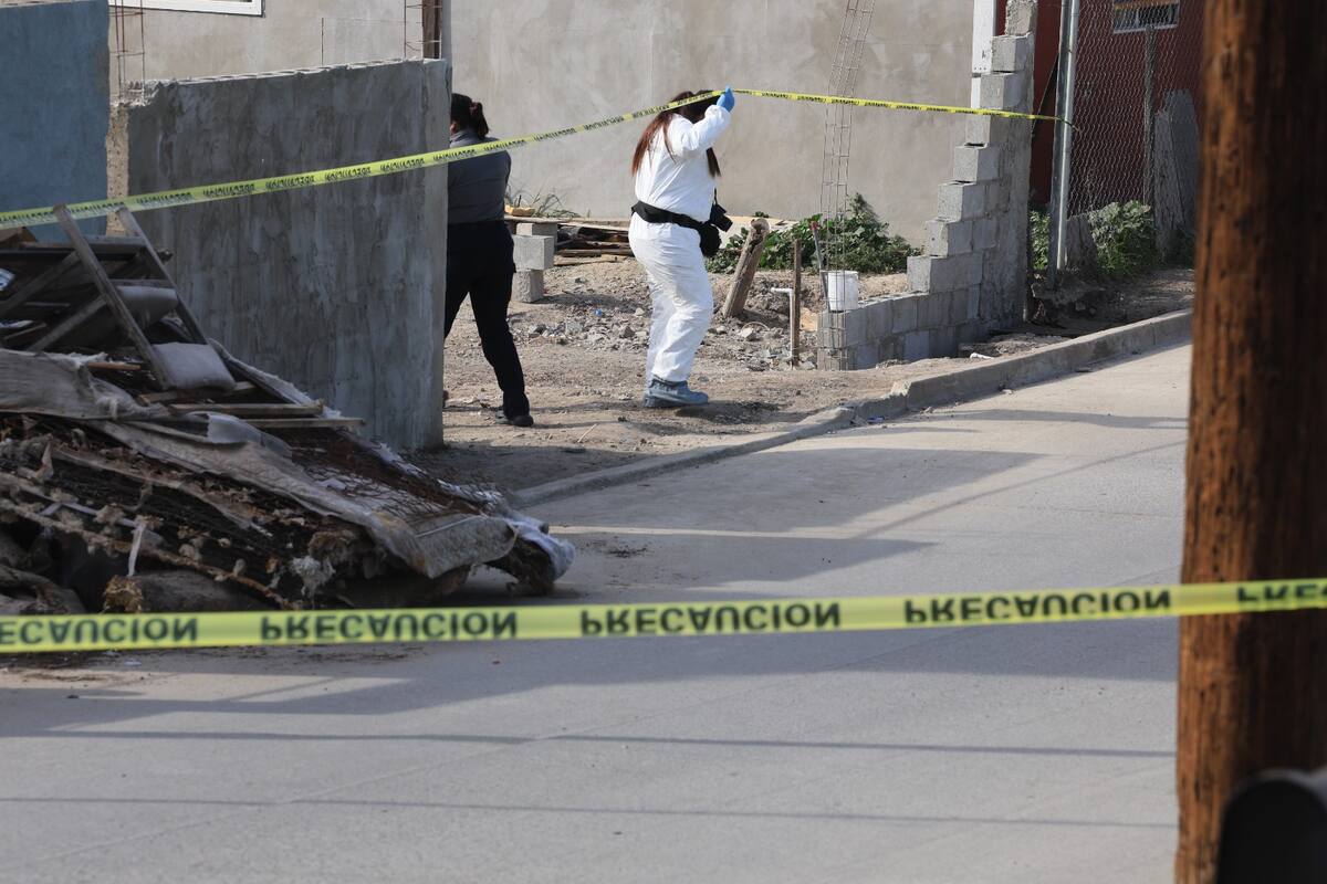 Un hombre de unos 60 años fue asesinado de un disparo en la cabeza en un predio de la colonia Niño Artillero; el agresor huyó y la FGE investiga. Foto: Sergio Ortiz