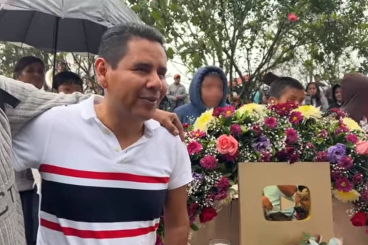 Youtuber conmueve a su público al ir a celebrar a la tumba de su madre tras recibir la placa de oro