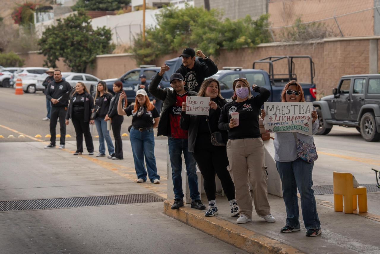 Las acciones se realizaron en Playas de Tijuana, Rosarito y Ensenada. El magisterio mantiene sus demandas relacionadas con la Ley del ISSSTE de 2007 y el sistema de pensiones. Foto: Border Zoom