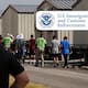 ICE compra almacenes para convertirlos en megacentros de detención y comunidades en EEUU denuncian riesgos, falta de consulta y posible impacto ambiental