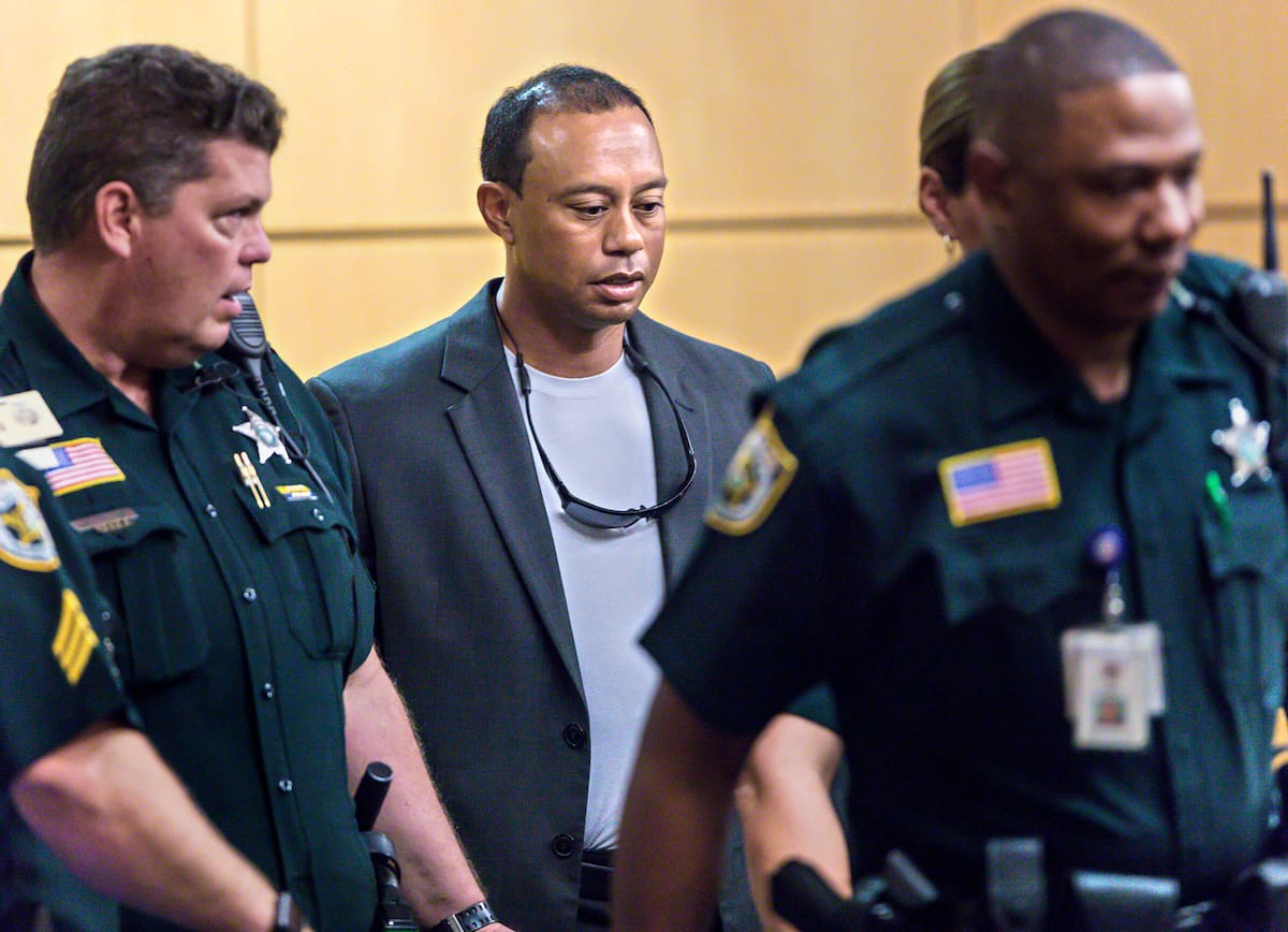 El golfista Tiger Woods entra a una sala del Tribunal del Condado de Palm Beach, en Palm Beach Gardens, Florida, el viernes 27 de octubre de 2017, donde se declaró culpable de un cargo por conducción imprudente relacionado con su arresto en mayo por manejar bajo los efectos del alcohol o drogas. (Lannis Waters/Palm Beach Post vía AP, Pool)