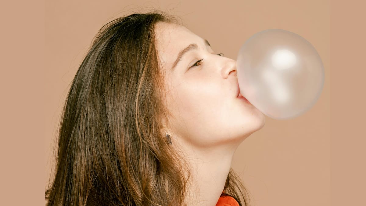 Los expertos recomiendan elegir chicles sin azúcar, usarlos con moderación y evitar tirarlos al suelo/Foto: Canva