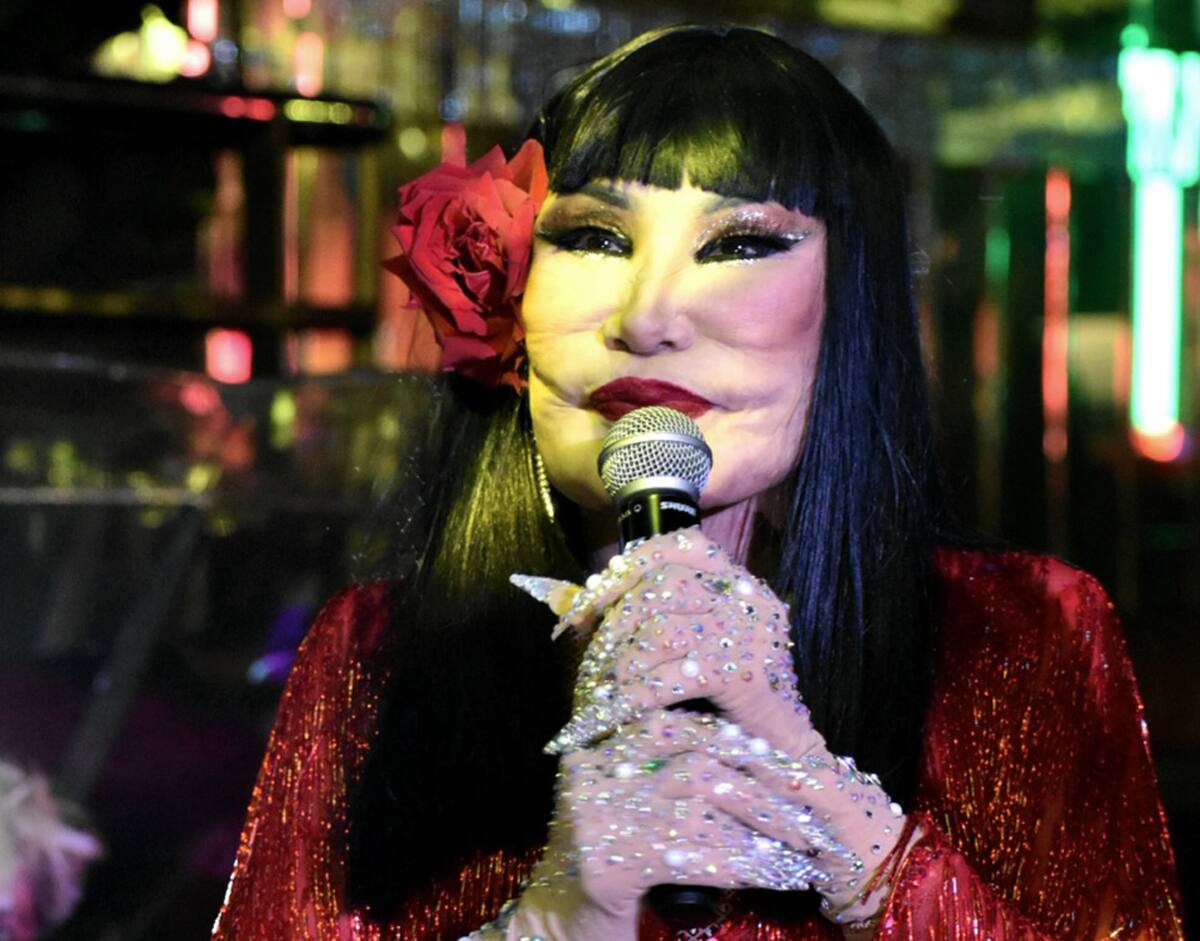 Entre baile, movimiento de caderas y split, la reina del vedettismo mexicano demostró que a sus 80 años aún tiene salud y físico para moverse en el escenario.