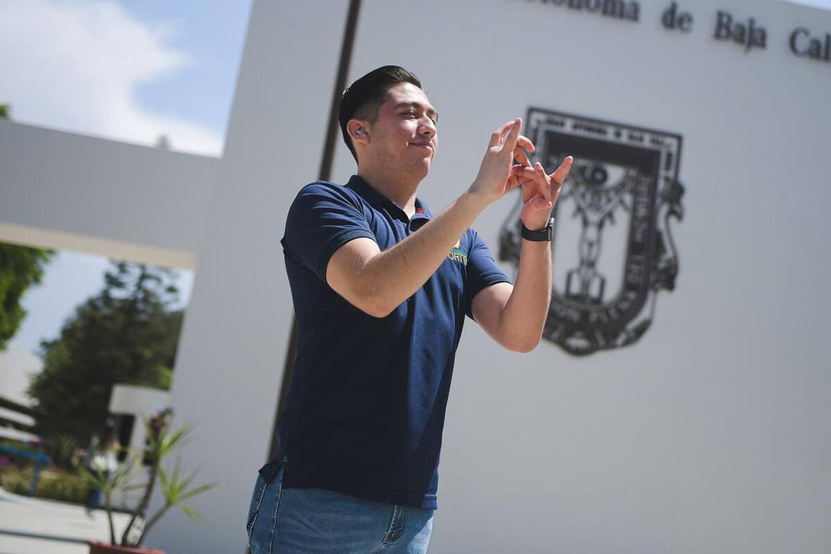 Egresa de UABC primer alumno que cursó su carrera con el apoyo de intérprete de LSM