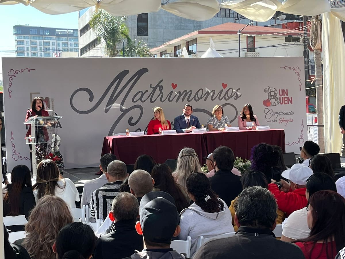 Este sábado 14 de febrero, la avenida Revolución en el Centro Histórico de Tijuana fue la sede de la ceremonia de Matrimonios Colectivos 2026 , en la que parejas formalizaron su unión ante la ley. Foto: Michelle Castillo