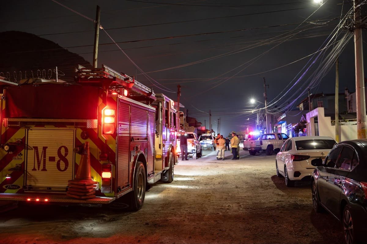 Lanzan bombas molotov contra domicilio en Cerro de las Abejas; vecinos sofocan incendio