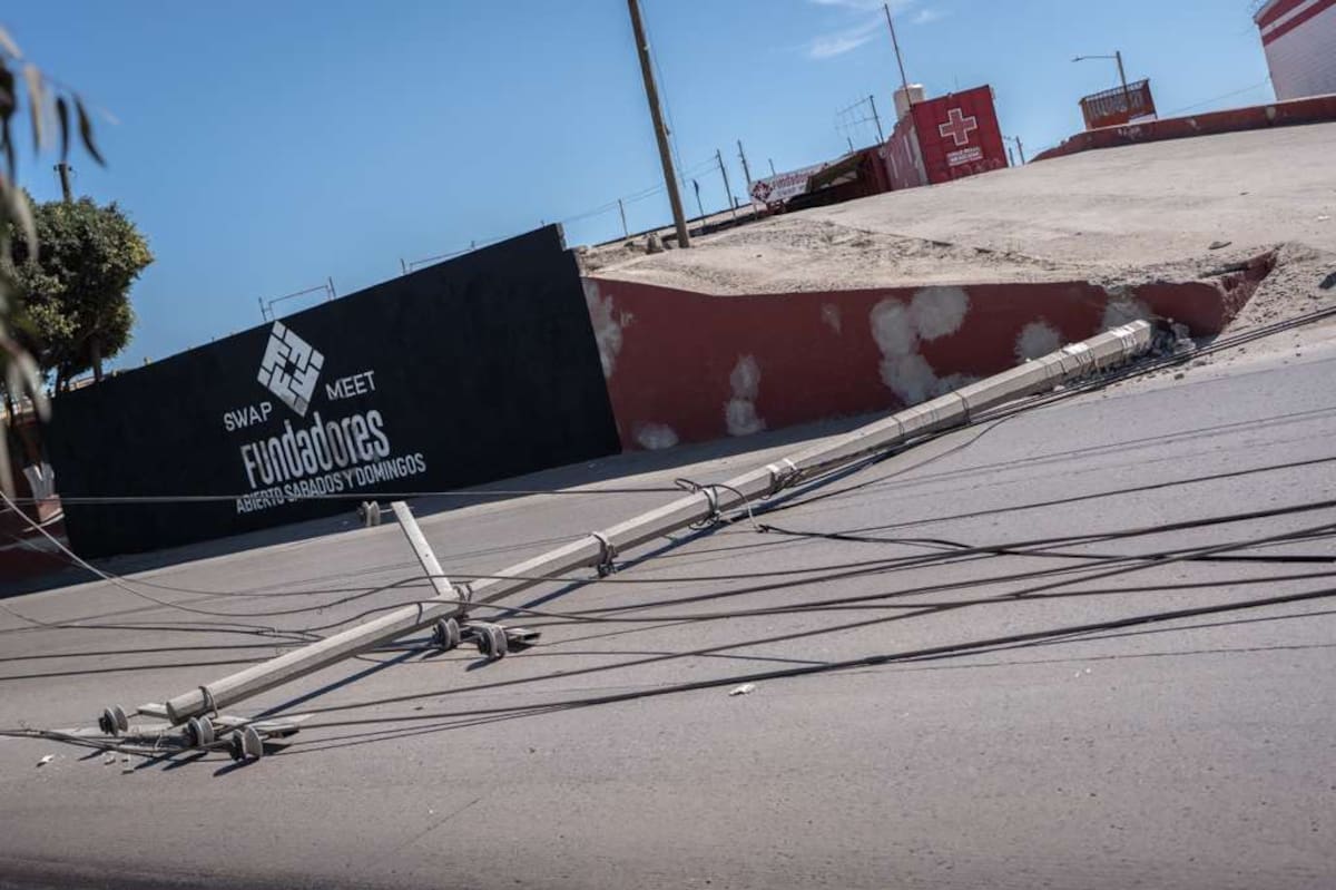 El poste de la CFE quedó derribado sobre el Libramiento Rosas Magallón tras ser impactado por un camión que transportaba cerveza. Foto: Cortesía / Border Zoom
