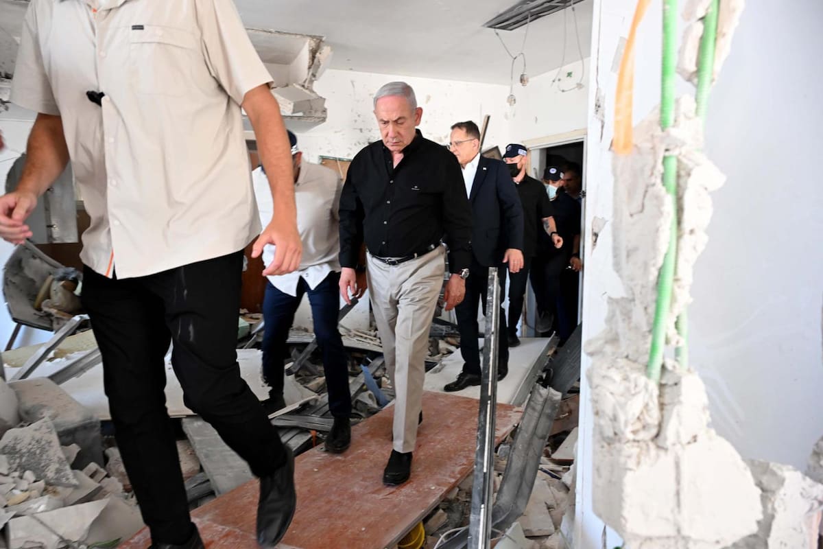 Netanyahu visita un edificio colapsado y advierte que Irán ‘pagará un alto precio’ por ataques con misiles que dejaron civiles muertos en Israel