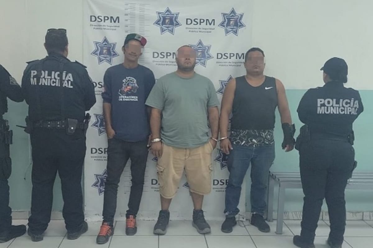 Caen tres hombres al transportar retroexcavadora robada en grúa