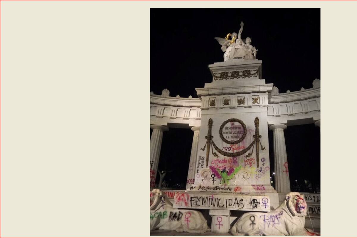 Mujeres encapuchadas vandalizan el Hemiciclo a Juárez