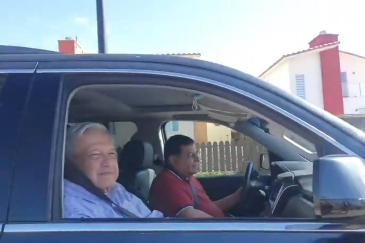 Reciben a AMLO en Rosarito con peticiones de agua y drenaje