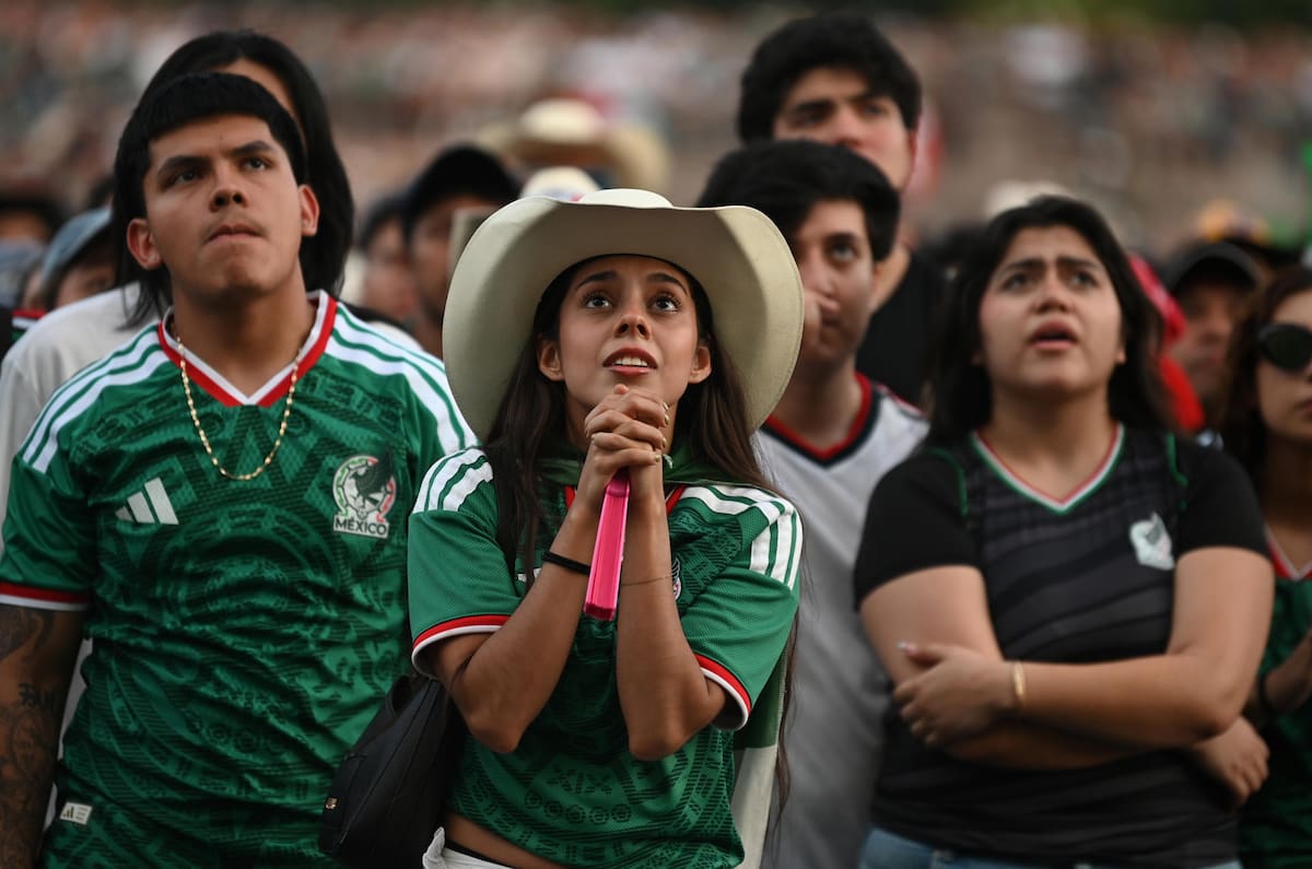 Aficionados de la Selección Mexicana en la Macroplaza de Monterrey, Nuevo León. (Foto: EFE/ Miguel Sierra)
