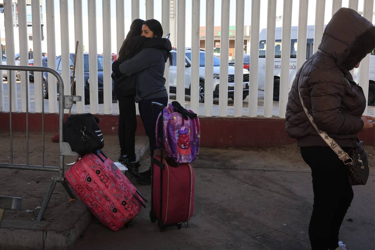 Migrantes se quedan varados en Tijuana por desaparición del CBP One