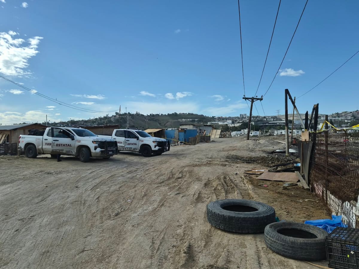 Elementos de seguridad mantienen acordonada la zona de la Vía Rápida Poniente, a la altura del panteón Monte de los Olivos, mientras algunas familias regresan por sus pertenencias tras la evacuación preventiva. Foto: Michelle Castillo