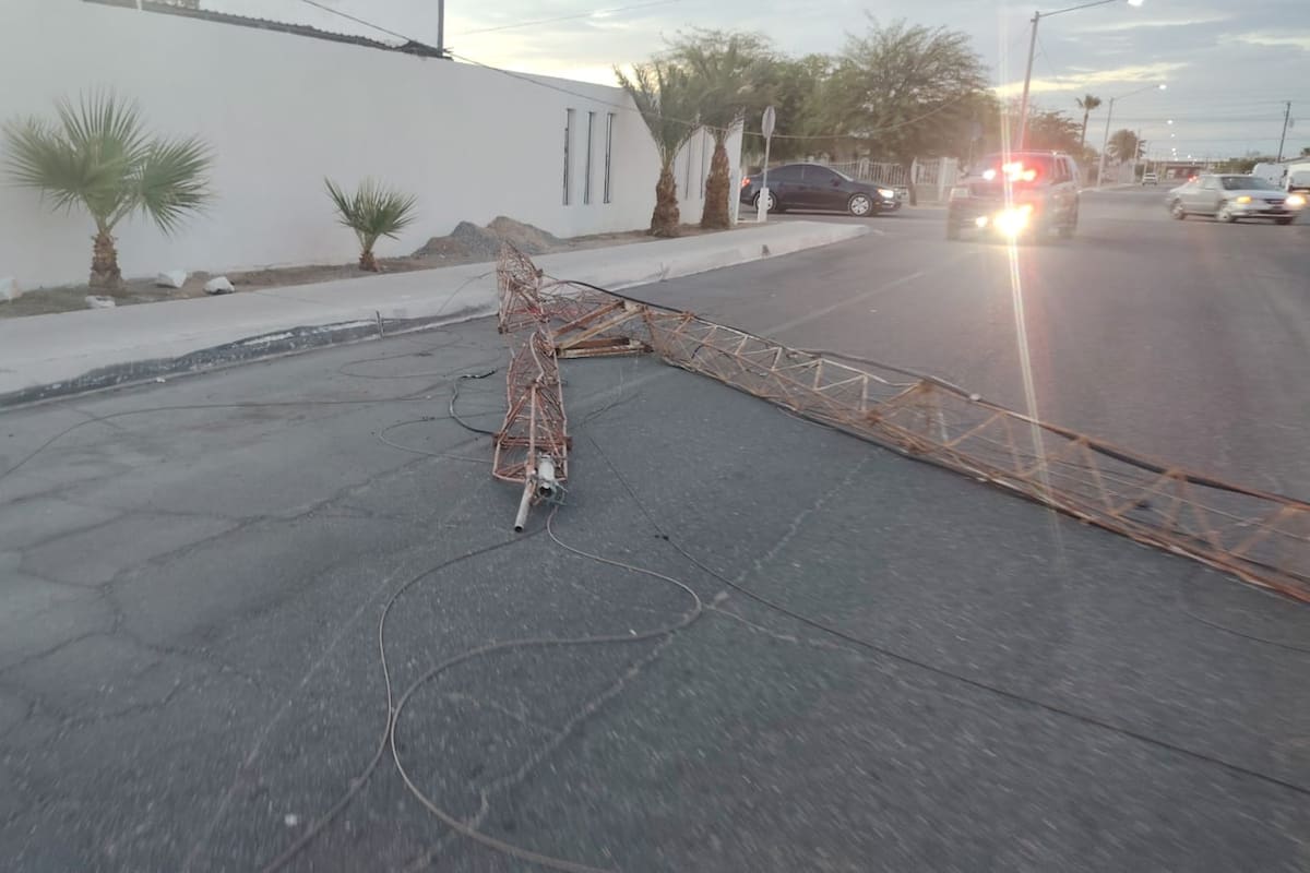 Colapsa antena de 30 metros sobre una vivienda en San Luis Río Colorado