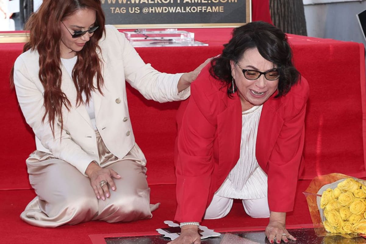 Madre de Jenni Rivera rompe en llanto sobre la estrella de su hija en Hollywood