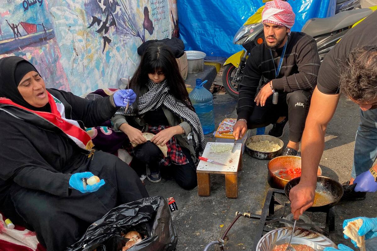 Bagdad: Muchedumbre lincha y cuelga cadáver de joven en semáforo