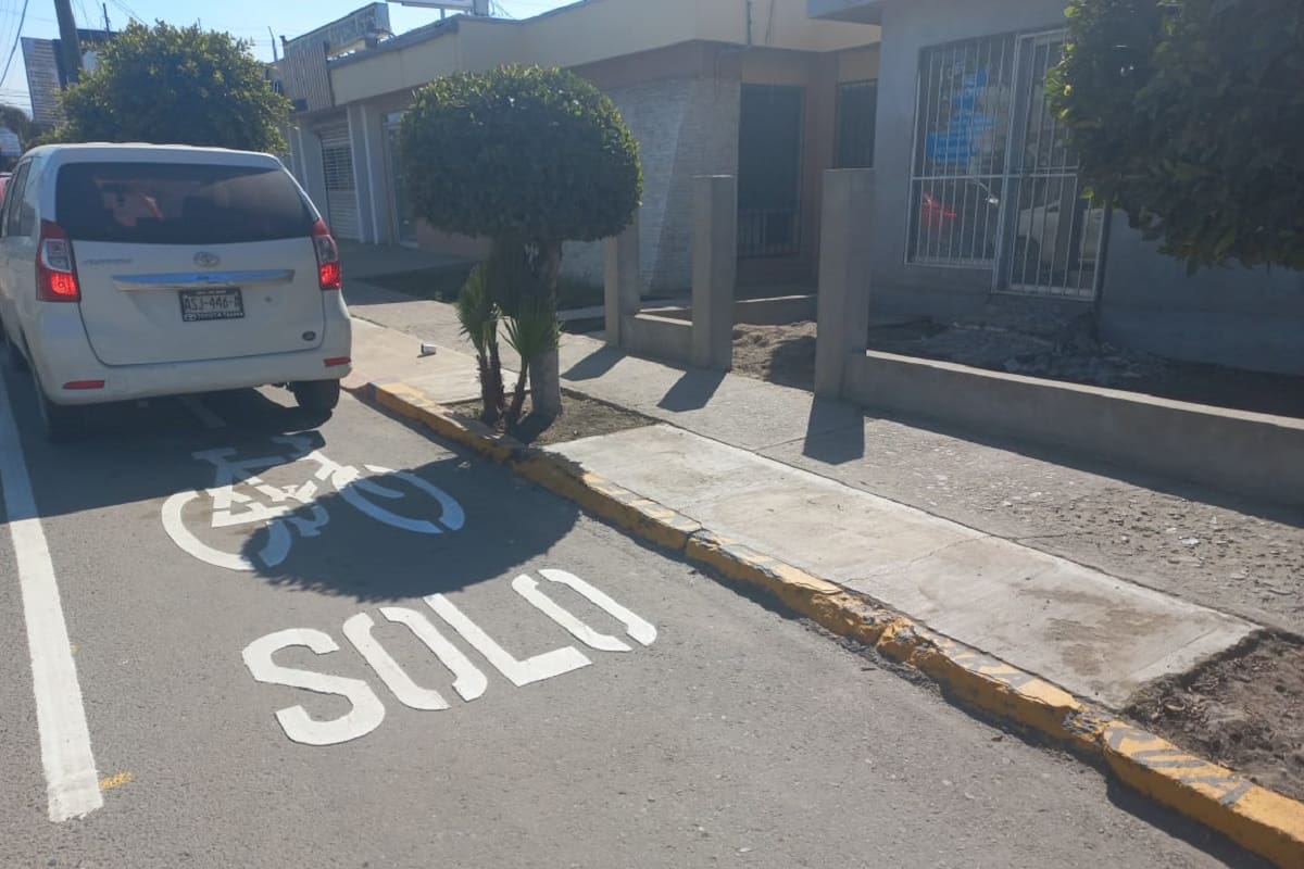 Ciclovía invade estacionamientos exclusivos en zona comercial de Ensenada